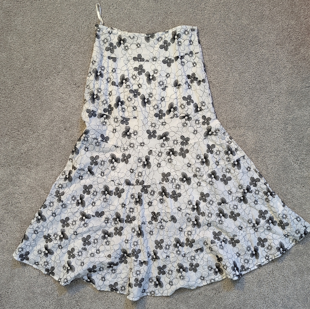 GUC Persaman New York Long Floral Skirt, White & Black, 2